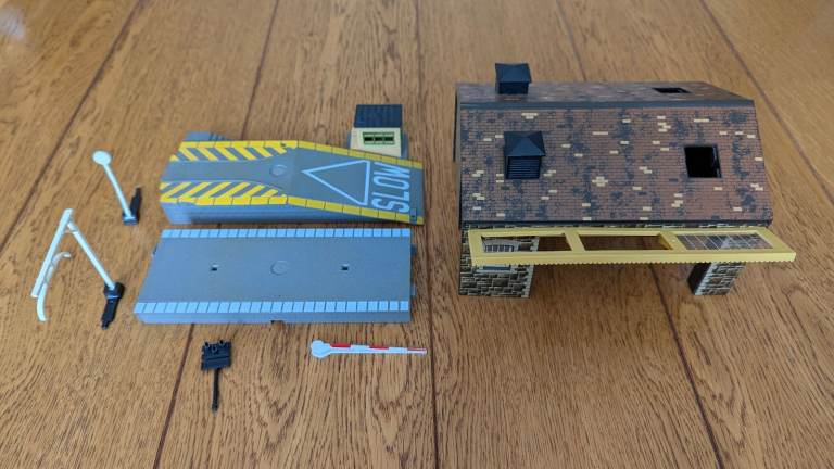 Hornby R506 Good Shed Plus Extra Ramps / Tracks