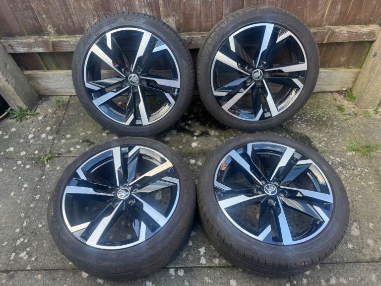 Genuine Skoda Kamiq Monte Carlo 18” Diamond Cut Alloy Wheels Set of 4 With Tyres