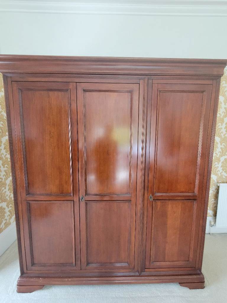 Dark wooden triple wardrobe, £75.00 for Sale in Kilmarnock, East Ayrshire
