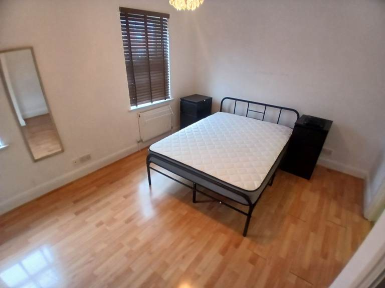 Various Size rooms With ALL BILLS INCLUDED near Colliers Wood Station in Mitcham
