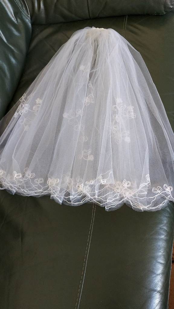 Delicately decorated short double length wedding veil. (Ref: WVDIE600)