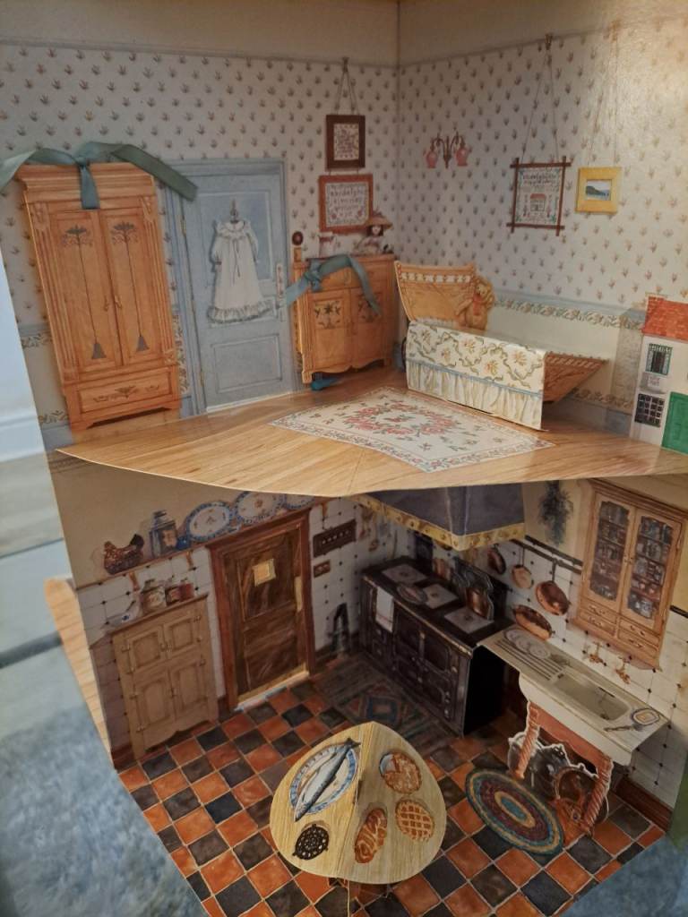 Lovely Edwardian-style pop-up book that creates a detailed dollhouse