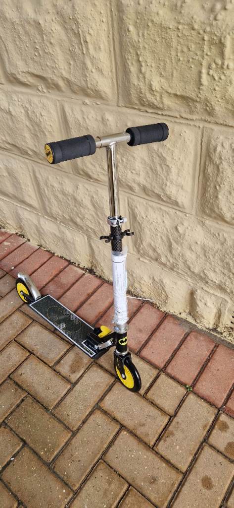 BATMAN INLINE FOLDING SCOOTER. BRAND NEW.