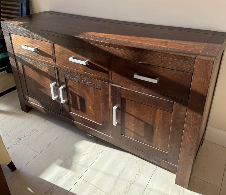 Walnut dining table, sideboard & 6 chairs