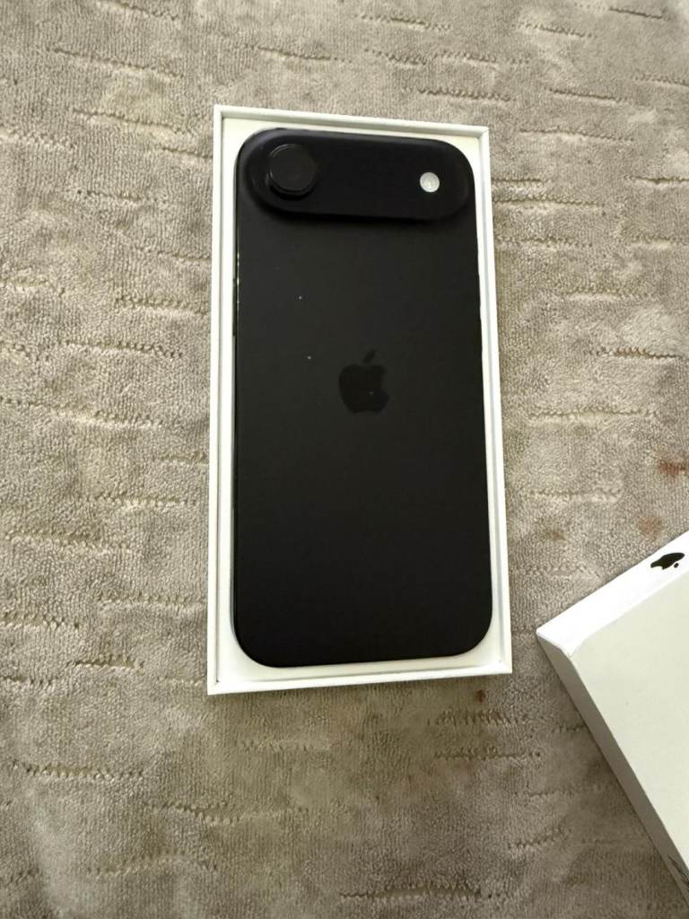 iPhone 17 air 256gb like new £660 sealed £760 with Apple Warranty