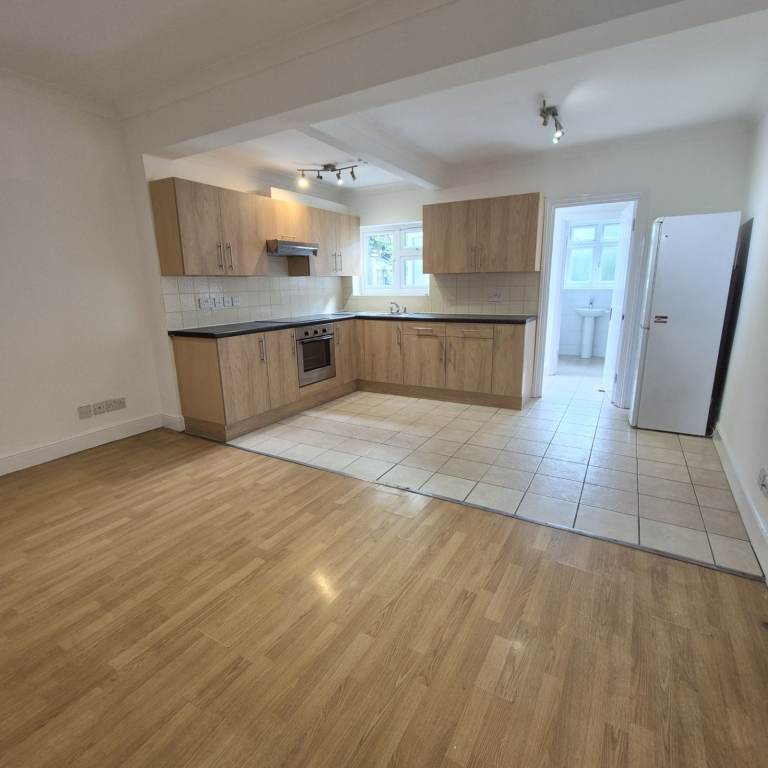 AMAZING THREE BED GARDEN PROPERTY WITH OWN ENTRANCE FOR RENT!