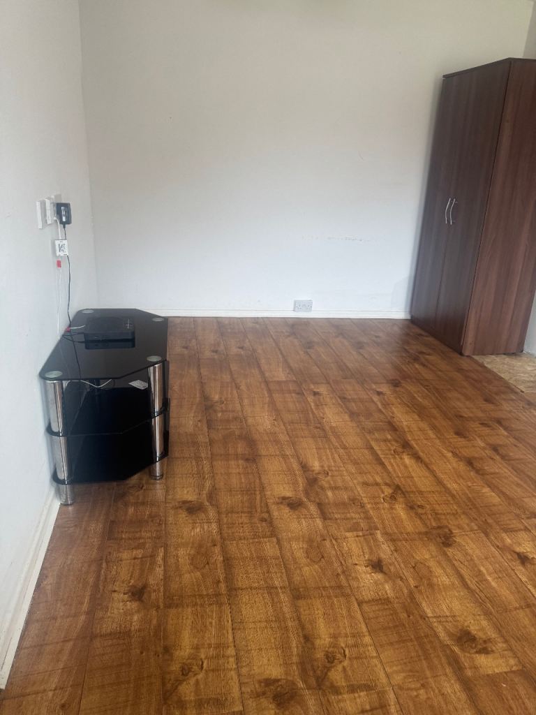 NICE GROUND FLOOR STUDIO FLAT