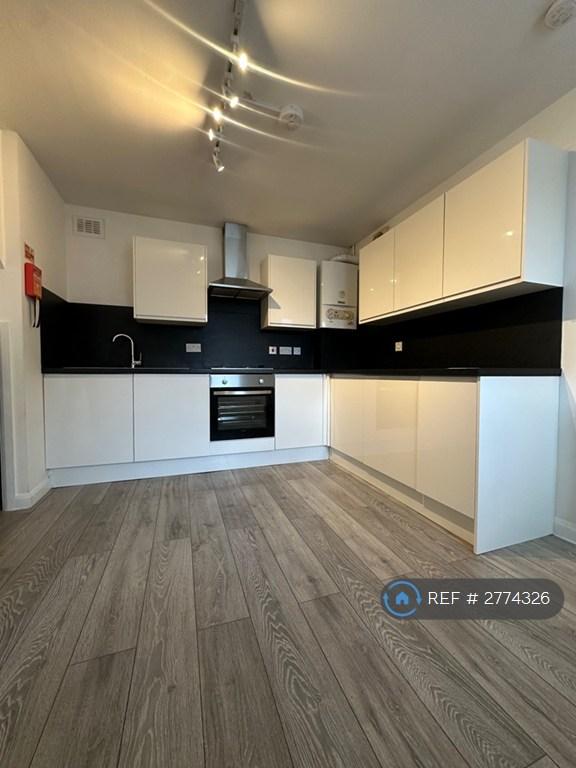1 bedroom flat in Roman Road, London, E3 (1 bed) (#2774326)