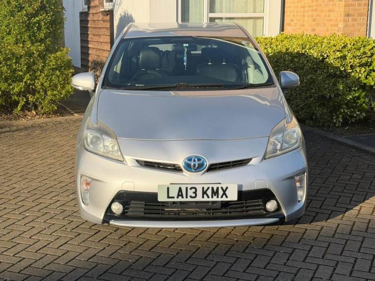 Toyota prius hybrid petrol ULEZ free lady owner