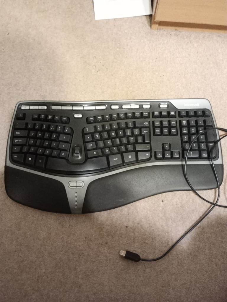 Microsoft Ergonomic Keyboard with Cushioned Wrist Rest USB Wired 