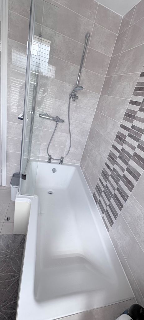 White L-Shaped Plastic Bath with Shower Screen – Good Condition