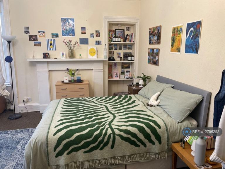 4 bedroom flat in Barrington Drive, Glasgow, G4 (4 bed) (#2766252)