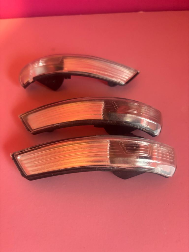 Focus MK3 models Side mirror indicator's lights 