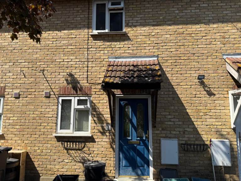G8 Properties are pleased to present this charming 2-bedroom house for rent in Erin Close, IG3.