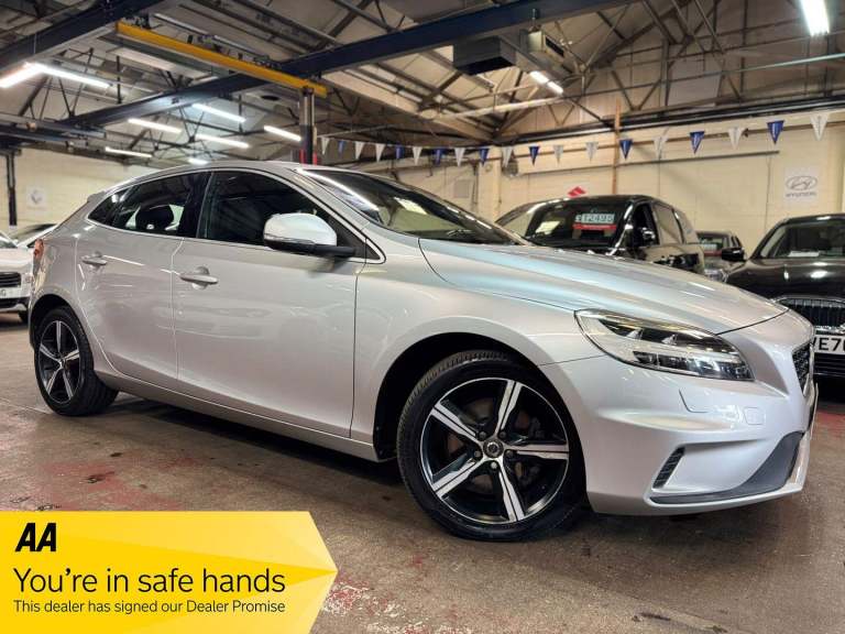 2018 Volvo V40 T2 [122] R DESIGN Nav Plus 5dr HATCHBACK PETROL Manual