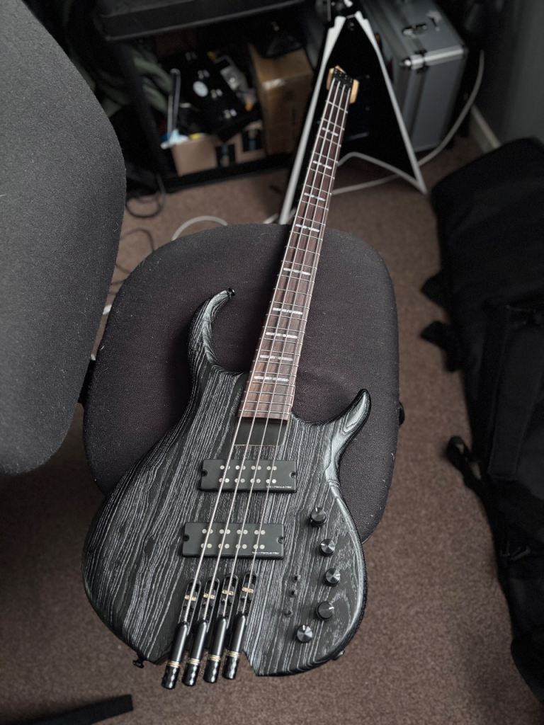 Sure Marcus Miller M6 headless bass guitar