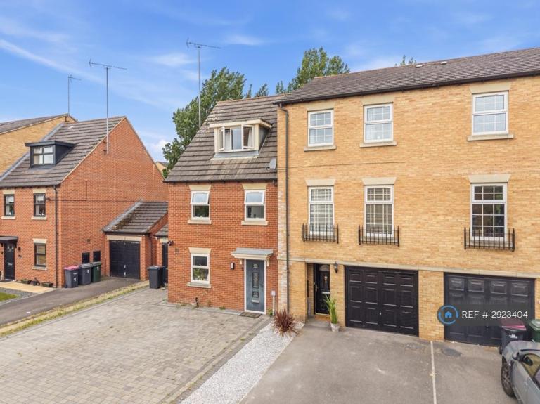 4 bedroom house in Challiner Mews, Rotherham, S60 (4 bed) (#2923404)
