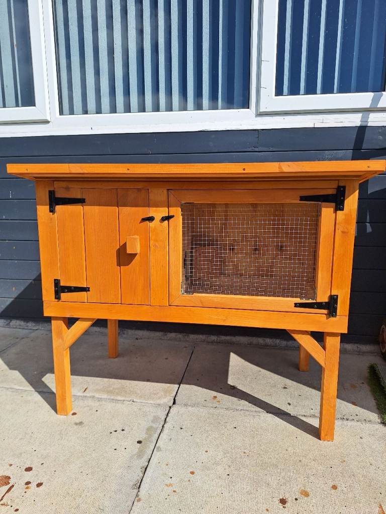 RABBIT/GUINEA PIG HUTCH 