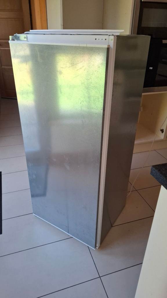 SOLD........    BOSCH Integrated Fridge KIR24V20GB