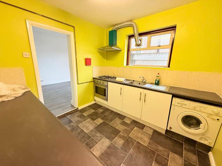 Beautiful Three Bedroom Terraced House to let on Highbury Gardens Seven Kings IG3,