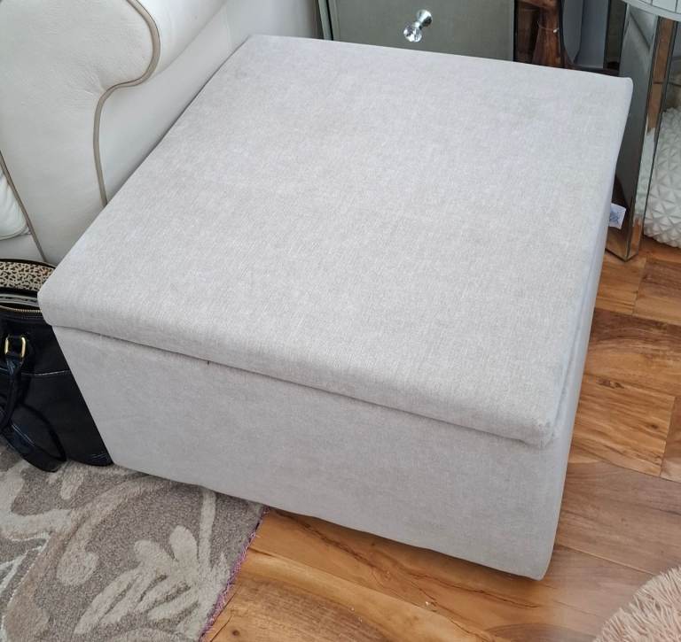 LARGE POUFFE STYLE LIFT UP STORAGE BOX FROM HOMESENSE COST 79.99 NO HINGES 