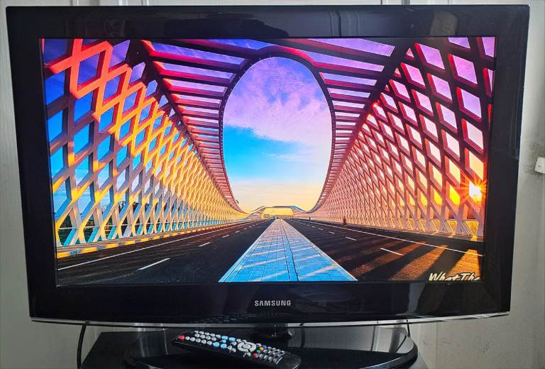 SAMSUNG 32 inch HD TV with built in Freeview and HDMI ports in full working order with remote