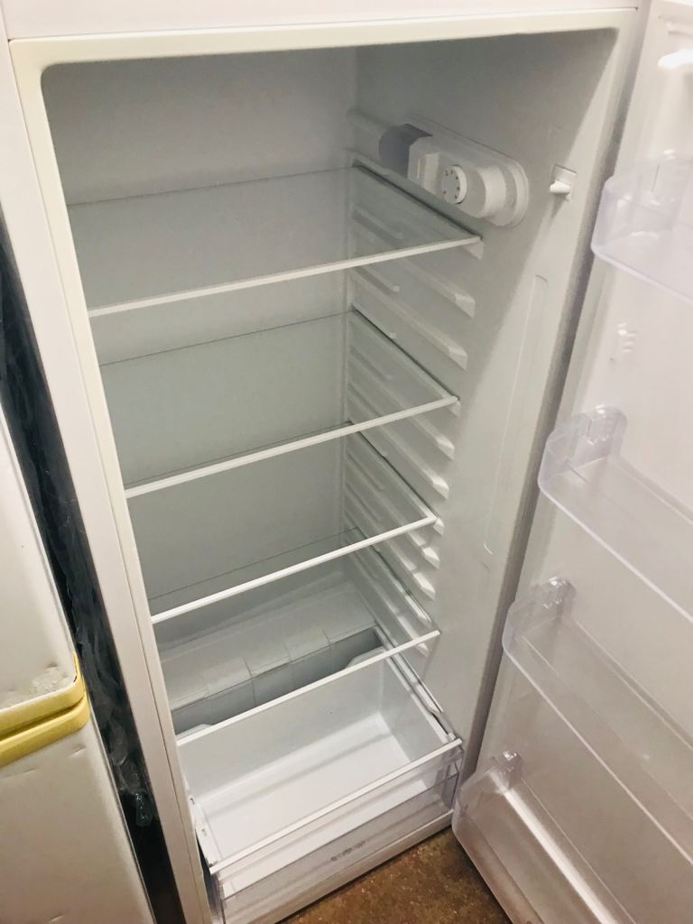 🚚 Logik free standing fridge can deliver £149