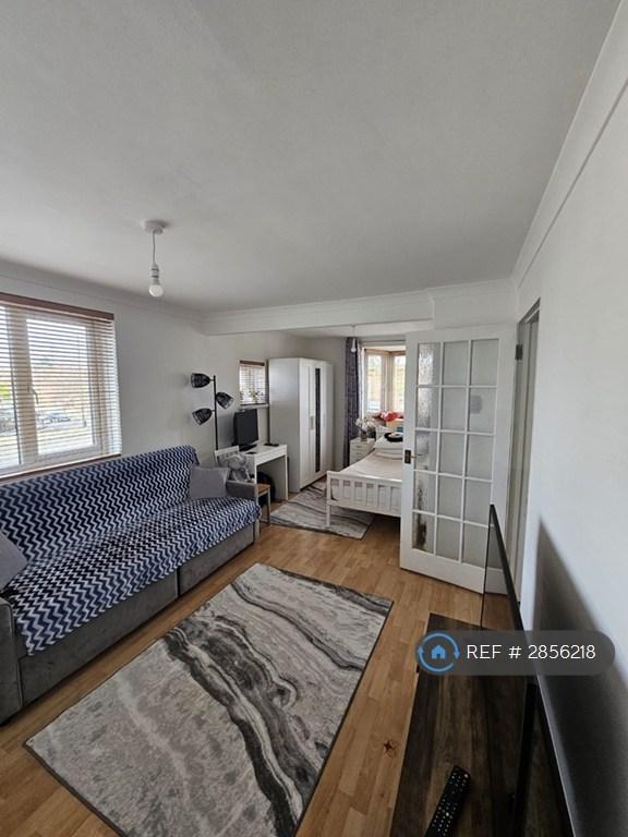 2 bedroom flat in Moree Way, London, N18 (2 bed) (#2856218)