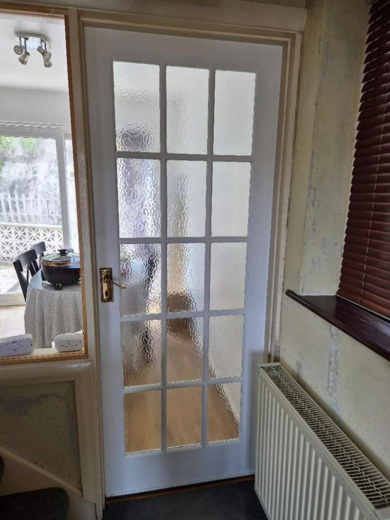 Cream / White Internal Doors x2 with Obscure Glass Panels – Okay Condition
