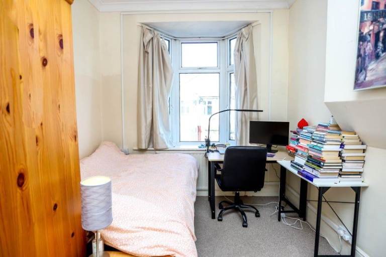🏠 Spacious Room | Ealing Common W5 3LS | 2 Min Walk to Ealing Common Station | 1 Room Available 🤍