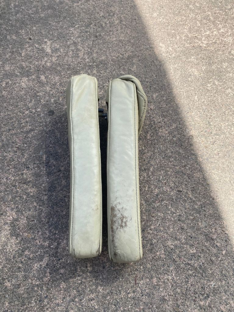 Nissan elgrand e51 front arm rests
