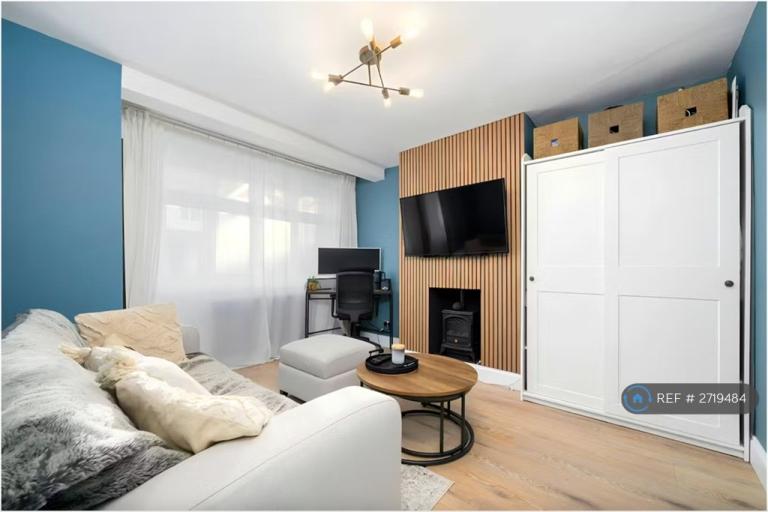 1 bedroom flat in Kimble Road, London, SW19 (1 bed) (#2719484)