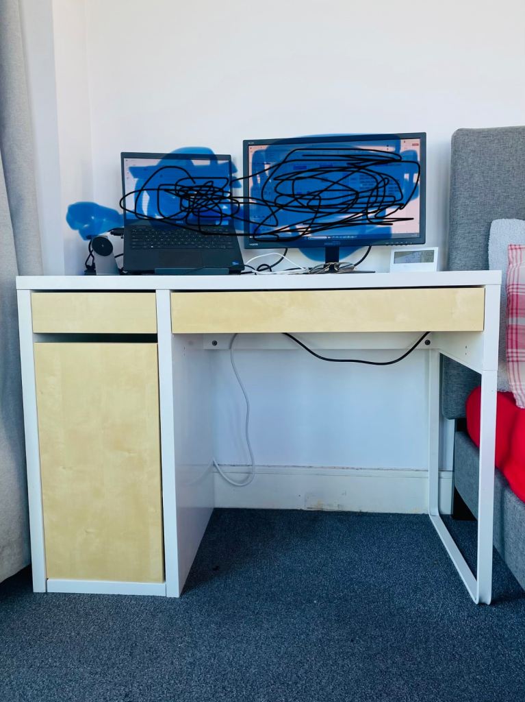 IKEA micke computer desk in excellent condition 