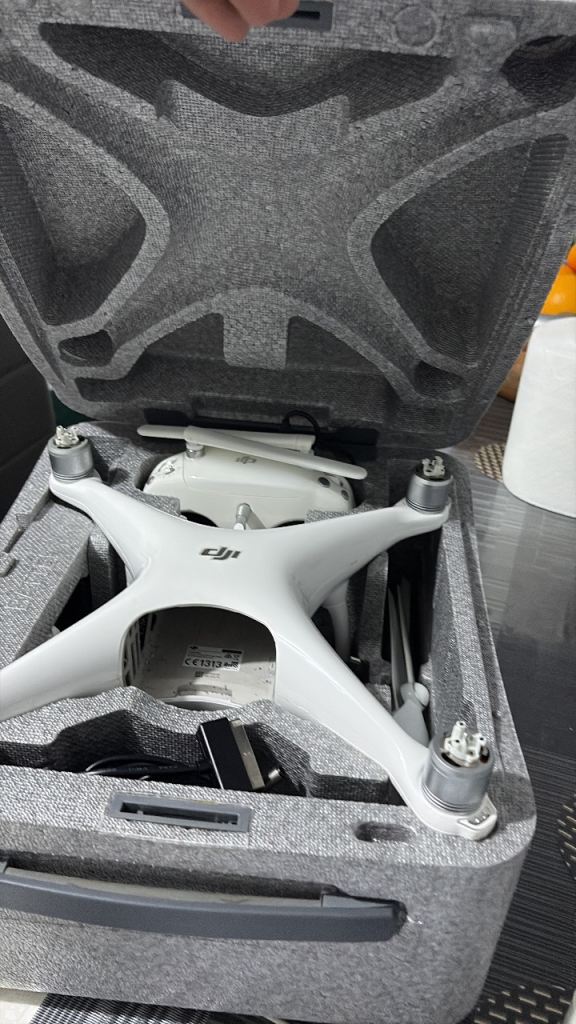 DJI Phantom 4 Drone with Case SWAPS!!! – very good  Condition