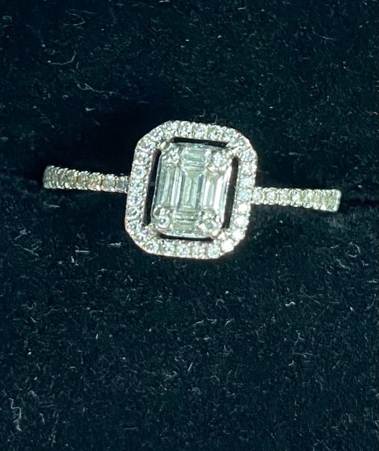 Halo engagement ring