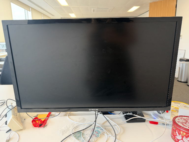 Office Clearance: Samsung U28E590D Monitor with Mounting Arm – Only £20!