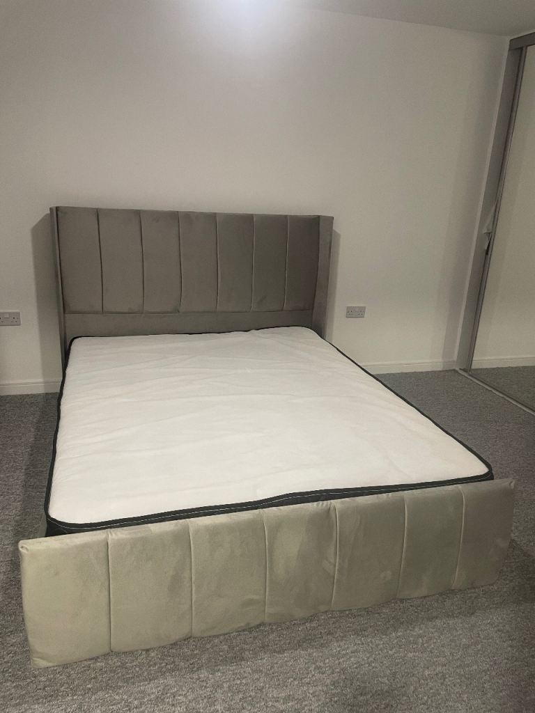 image for King Size Gaslift Storage Bed – Excellent Condition 