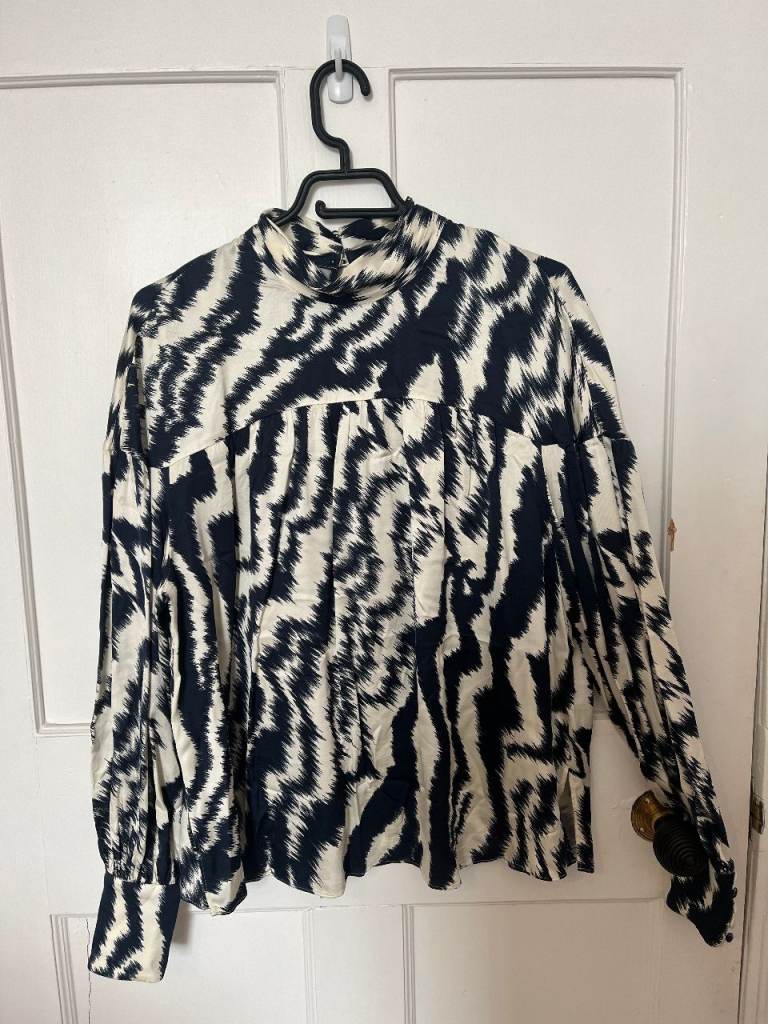 Ted Baker - Navy & Cream silk blouse