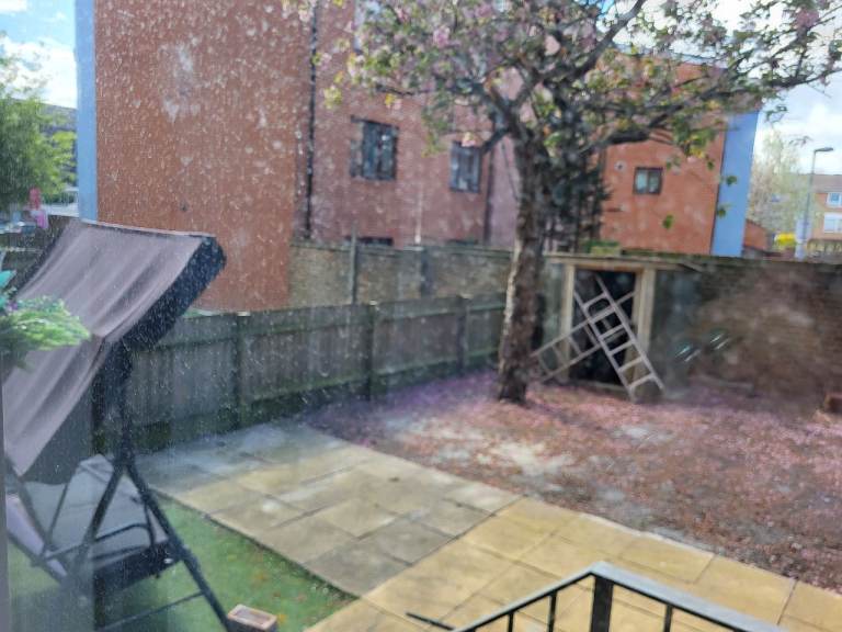 Newly decorated, new flooring 2 Bedroom ground floor flat with garden 