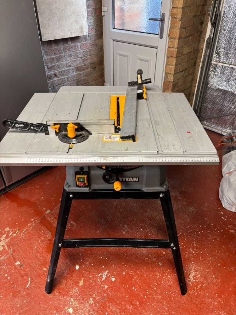 Titan Table Saw with Stand – Good Condition