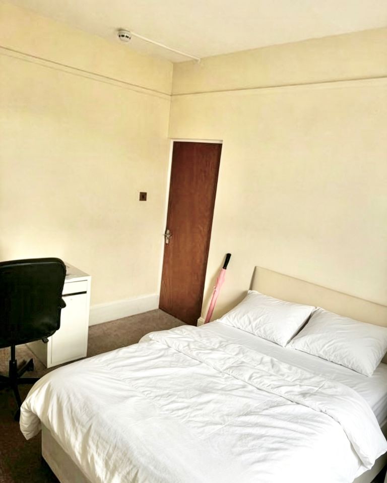 Rent Double Room - 5 minutes' walk to Bounds Green Tube Station (Zone 3/4)