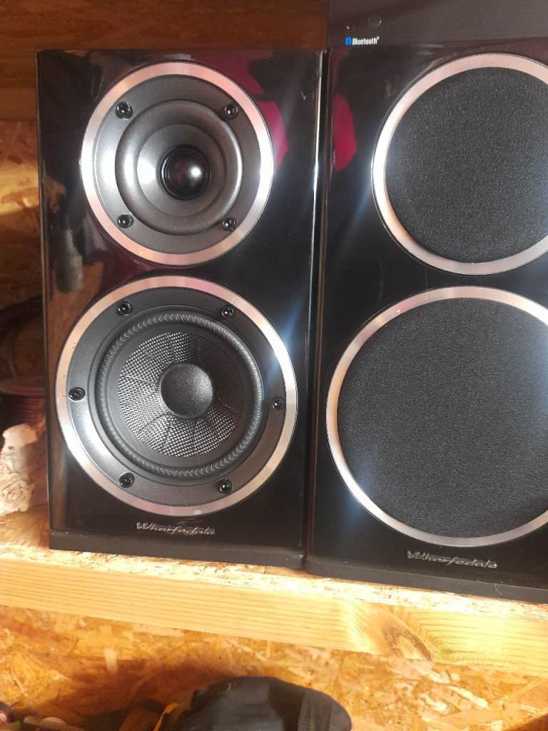 WHARFEDALE DIAMOND 220 BOOKSHELF SPEAKERS