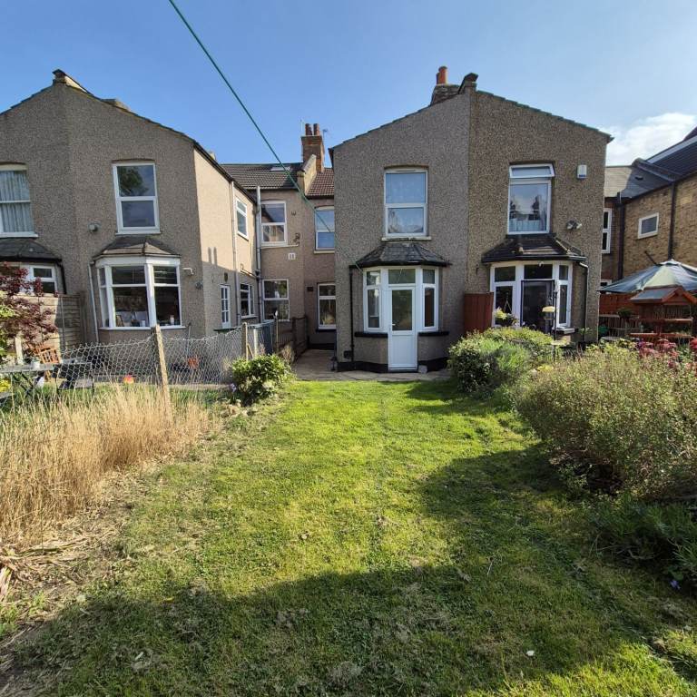 Stunning 3 bedroom house for rent located in Highams Park on the quietest Road! 1 min from Station 