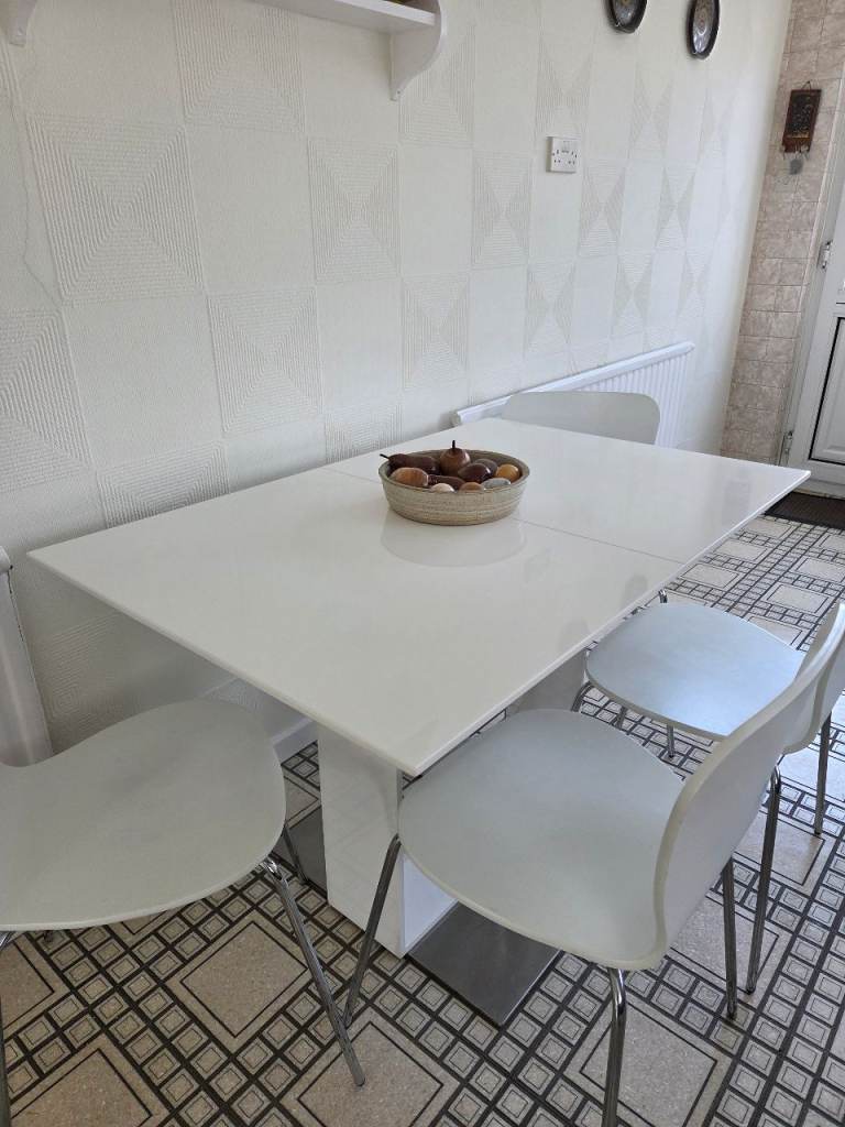 Extendable Dining Table and chairs