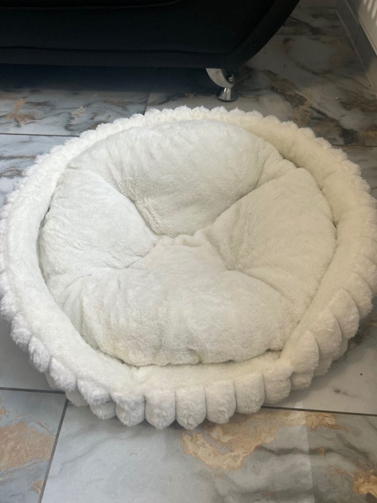 Soft donut shape pet bed