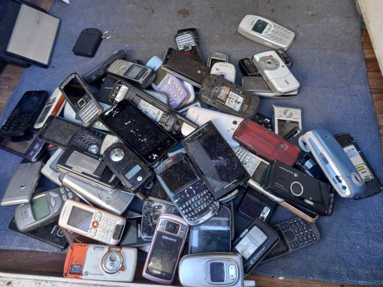 Large Job Lot Old Mobile Phones – Mix of Brands ready to go or scrap gold recovery
