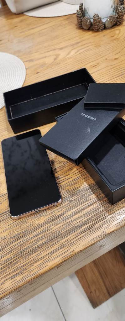 SAMSUNG S21 AS NEW WITH BOX