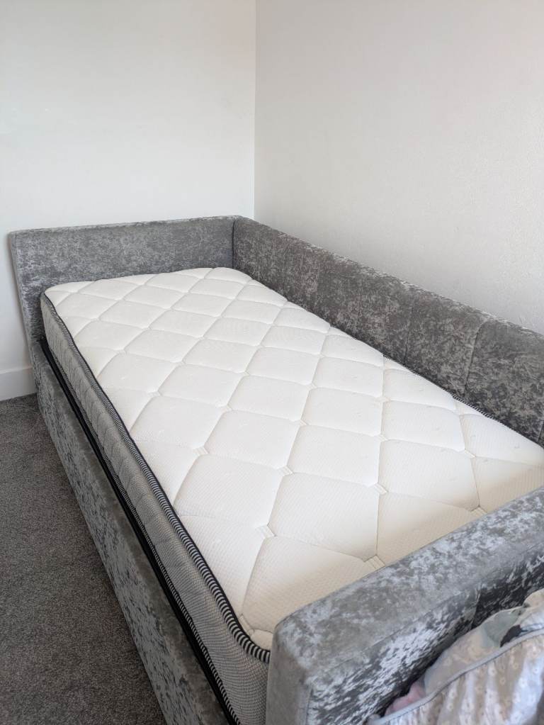 Beautiful single bed with pull out/trundle underneath 