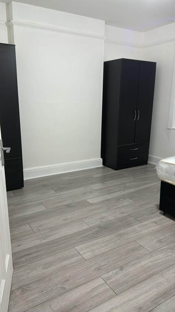 Spacious & Cosy double room for Rent SS12 0AN