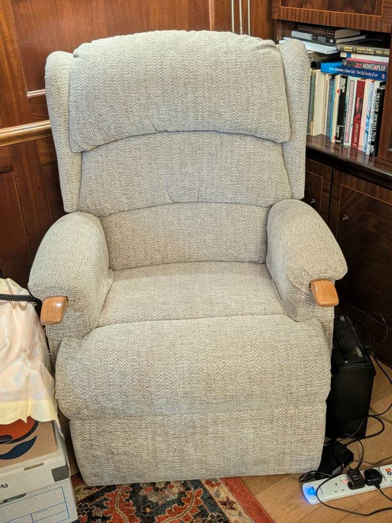 HSL Aysgar Grande (52.1cm) dual motor Riser-Recliner electric chair